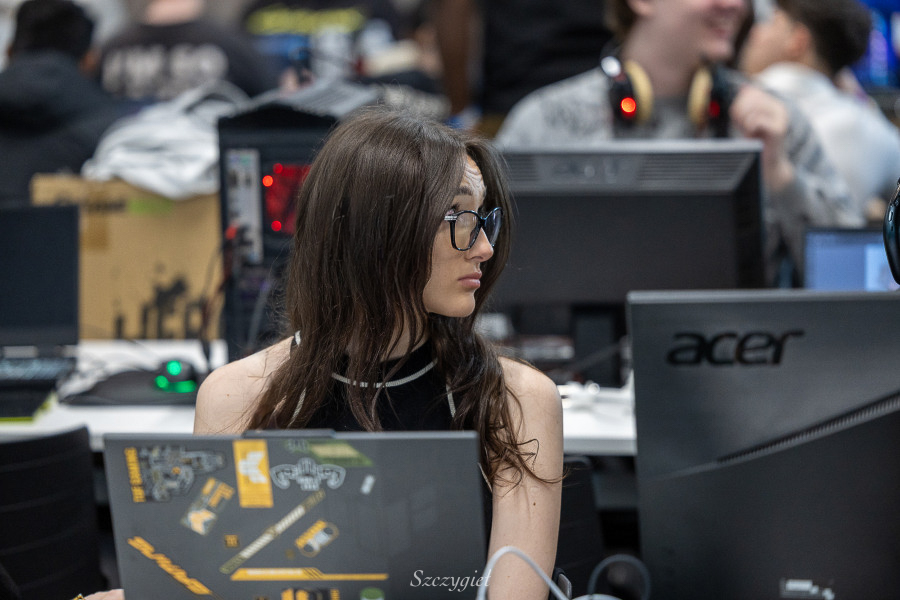 Marlena pracująca przy projekcie na HackCarpathia 2025